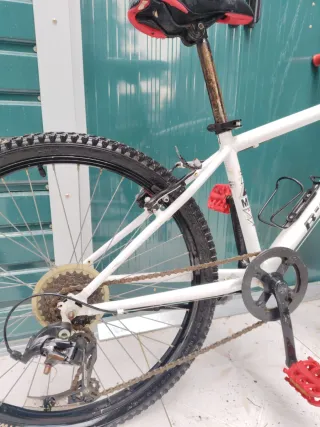 Dos bicicletas B'TWIN Rockrider 500 Blanca y roja