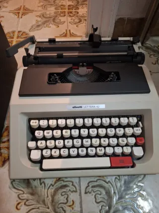Máquina de escribir Olivetti Lettera 42