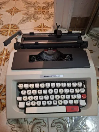 Máquina de escribir Olivetti Lettera 42