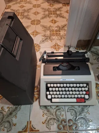 Máquina de escribir Olivetti Lettera 42