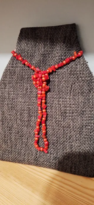 Collar de piedras y perlas rojas