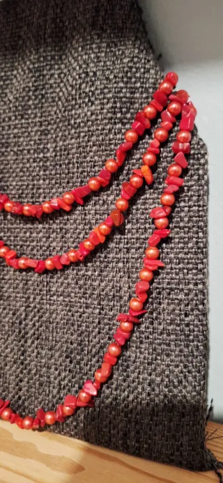 Collar de piedras y perlas rojas