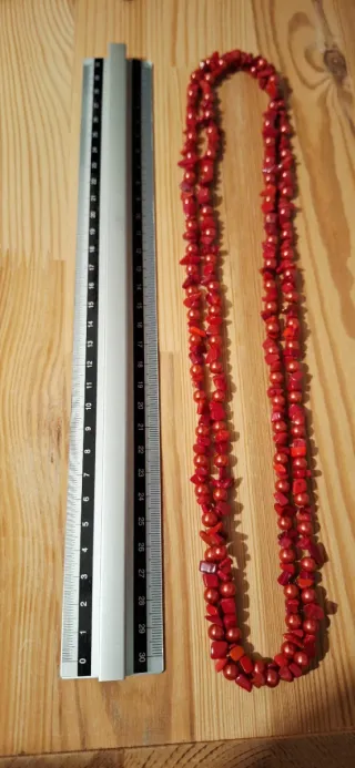 Collar de piedras y perlas rojas