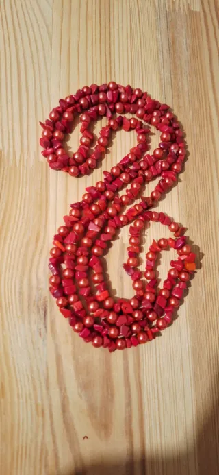 Collar de piedras y perlas rojas