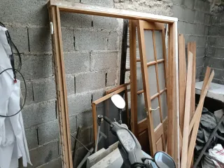 Puerta doble madera con cristales.