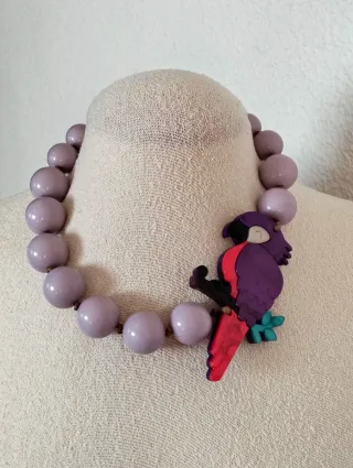 Gargantilla loro resina bolas morado y rojo