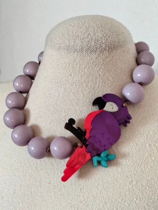 Gargantilla loro resina bolas morado y rojo
