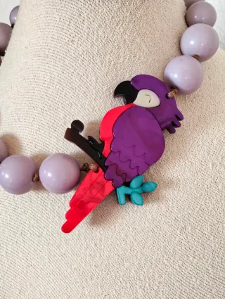 Gargantilla loro resina bolas morado y rojo