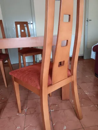 Mesa extensible y 4 sillas madera