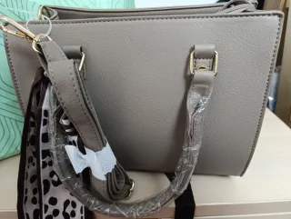 Bolso beige de mano y hombro