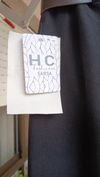 Pantalón negro ancho con etiqueta