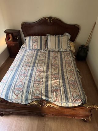 Dormitorio antiguo madera y dorado