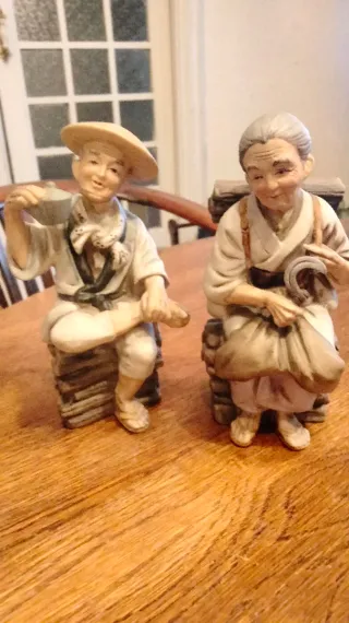 Figuras de abuelos sentados