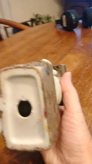 Figuras de abuelos sentados