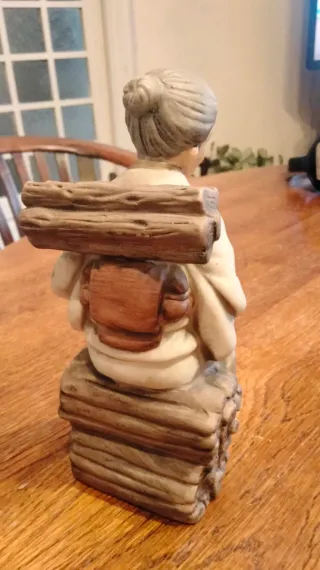 Figuras de abuelos sentados