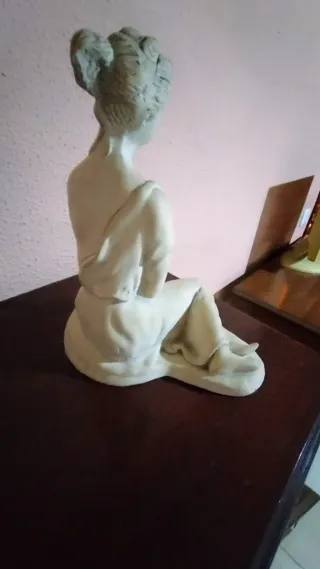 Figura de mujer de escayola