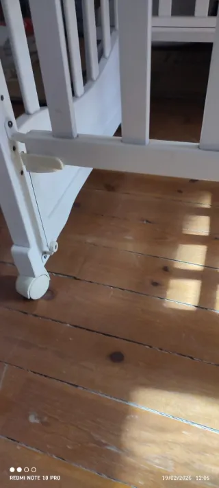 Cuna de madera blanca natural