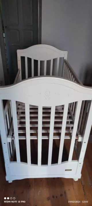 Cuna de madera blanca natural