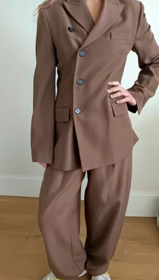 Traje de chaqueta marrón de Zara.