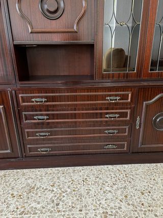 Mueble de salón antiguo de madera y cristal