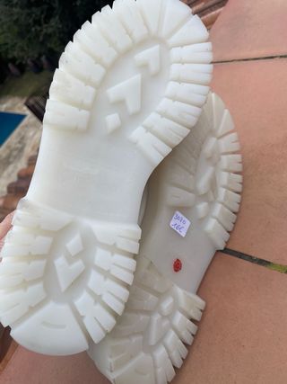 Botines blancos con cremallera y cordones