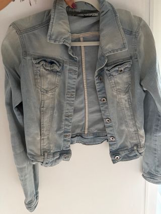Chaqueta vaquera estilo desgastado
