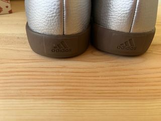 Zapatillas Adidas Plateadas y Blancas