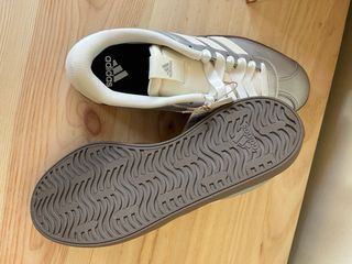 Zapatillas Adidas Plateadas y Blancas