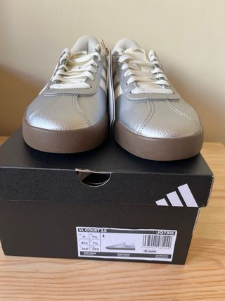 Zapatillas Adidas Plateadas y Blancas