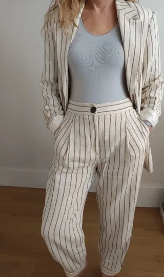 Traje de chaqueta y pantalón rayas beige