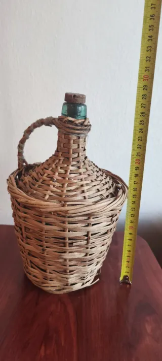 Botella antigua de vidrio con cestería