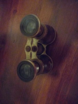 Binoculares antiguos dorados y marrones