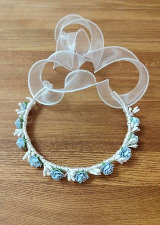 Corona de flores azul y blanca