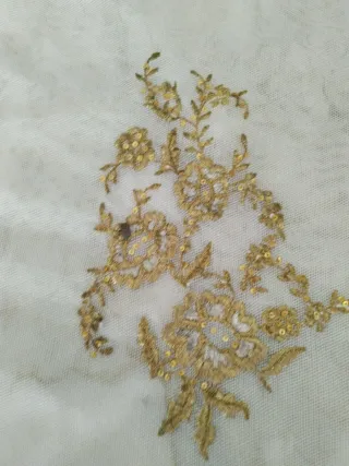 Manteletas para niña bordadas doradas