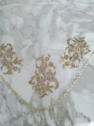 Manteletas para niña bordadas doradas