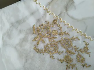 Manteletas para niña bordadas doradas