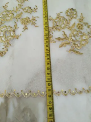 Manteletas para niña bordadas doradas