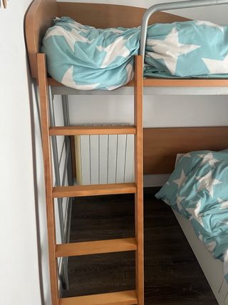 Cama alta con barrera y escalera