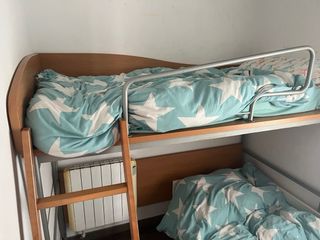Cama alta con barrera y escalera