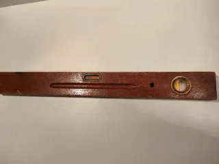 Nivel de madera antiguo