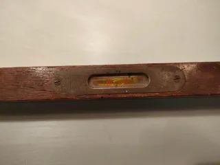 Nivel de madera antiguo