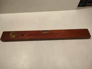 Nivel de madera antiguo