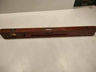 Nivel de madera antiguo