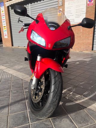 Honda CBR 600 RR Roja y Negra