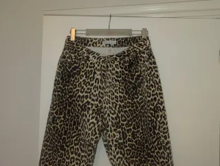 Pantalón vaquero estampado leopardo Pull&Bear