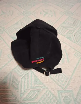 Gorra negra bordado Q multicolor