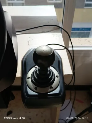 Volante FR-TEC con pedales y marchas