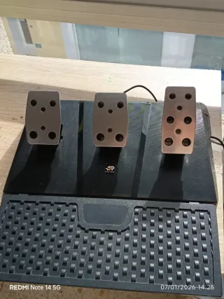 Volante FR-TEC con pedales y marchas