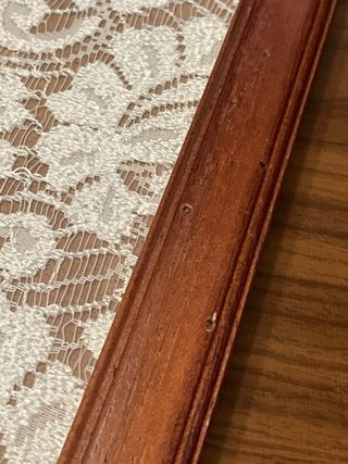 Vassoio vintage in legno con pizzo sotto vetro