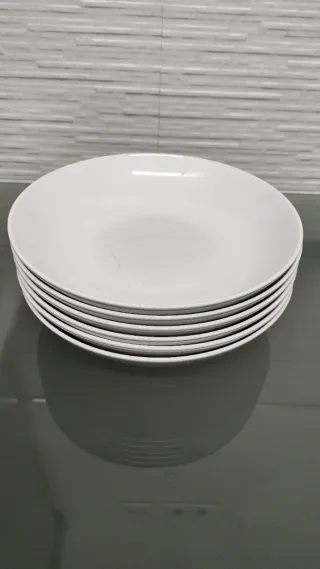 Vajilla cerámica con rayas marrones y blancas.